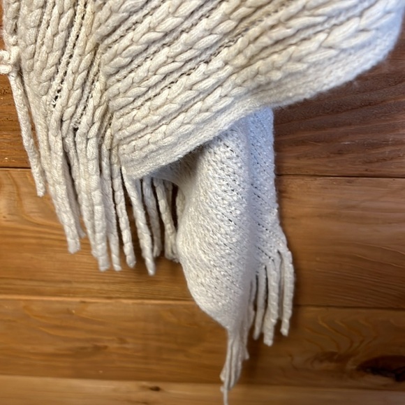 Knitted women’s‎  beige poncho sweater one size fringe acrylic soft lightweight - Picture 6 of 7